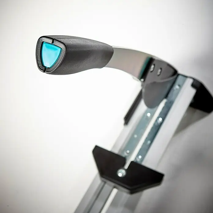 Wolfcraft Laminat- & Vinylschneider VLC 800 - Schnittbreite: 465 mm, Aluminium - Nahaufnahme des innovativen Produktdesigns mit ergonomischem Griff und modernem Zubehör.