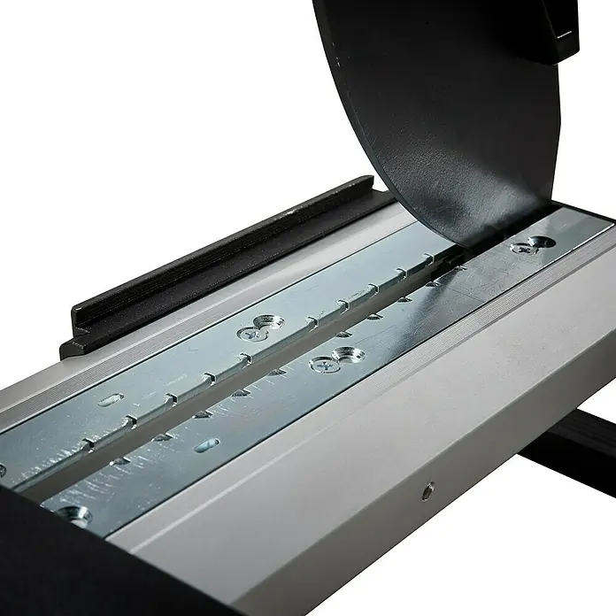 Wolfcraft Laminat- & Vinylschneider VLC 800 - Schnittbreite: 465 mm, Aluminium - Nahaufnahme einer Metallsäge mit scharfer Klinge und präzisen Schnitten. Ideal zum Schneiden von Metall und anderen harten Werkstoffen.