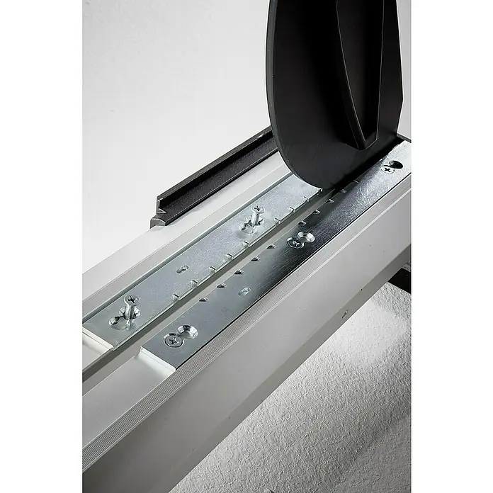 Wolfcraft Cortaláminas de parquet VLC 800 - Ancho de corte: 465 mm, Aluminio - Un primer plano muestra el cortador de papel, destacando la precisión y la funcionalidad del producto.