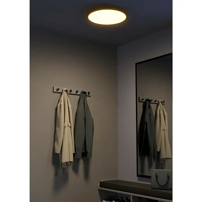 Eglo Connect LED-Deckenleuchte rund Sarsina-Z - 33,5 W, Ø x H: 45 x 5,2 cm, Schwarz, Tageslichtweiß - Eine moderne, runde Deckenleuchte in einem Flur, die ein warmes, einladendes Licht spendet. Ideal für den Eingangsbereich.