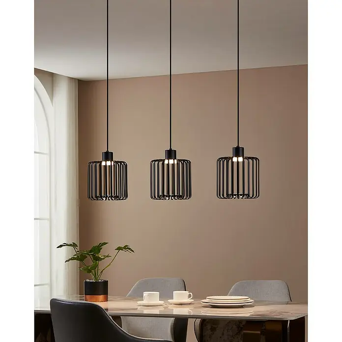 Eglo Connect LED-Pendelleuchte Ginestrone-Z - L x B x H: 90 x 20 x 110 cm, Schwarz, RGBW - Drei stilvolle, moderne Pendelleuchten mit schwarzen Metallkäfigen hängen über einem Esstisch und erhellen den Raum.