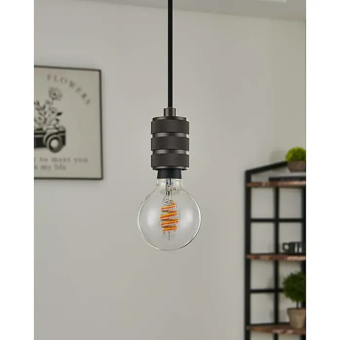 Eglo connect.z Smart-LED-Lampe - E27, Dimmbar, RGBW, 5 W, 400 lm, G80, 1 Stk. - Nahaufnahme einer Hängelampe mit einer klaren Glühbirne und einem bronzefarbenen, gerändelten Sockel vor einem hellen Hintergrund.
