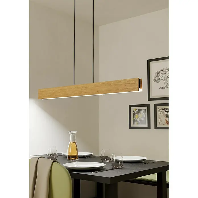 Eglo LED-Pendelleuchte Anchorena-Z - L x B x H: 1.230 x 55 x 1.100 mm, Kaltweiß, 2.700 K - 6.500 K, Dimmbar - Hängende LED-Leuchte aus Holz über einem Esstisch mit Geschirr und einem Getränkekrug. Elegantes und modernes Design für den Essbereich.