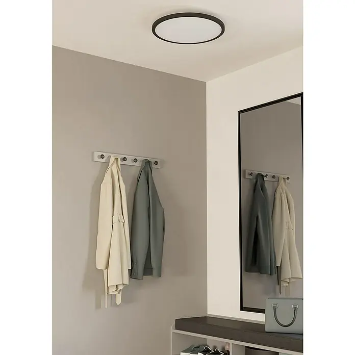 Eglo Connect LED-Deckenleuchte rund Sarsina-Z - 33,5 W, Ø x H: 45 x 5,2 cm, Schwarz, Tageslichtweiß - Eine moderne, runde Deckenleuchte mit einem schlanken schwarzen Rahmen, die ein weiches, diffuses Licht in einem stilvollen Flur bietet.
