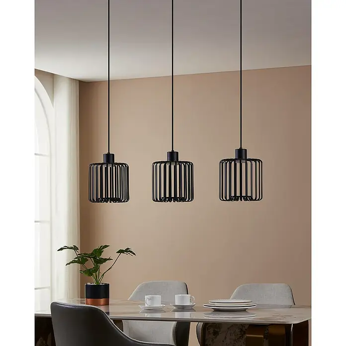 Eglo Connect LED-Pendelleuchte Ginestrone-Z - L x B x H: 90 x 20 x 110 cm, Schwarz, RGBW - Drei moderne Pendelleuchten mit schwarzem Metallkäfigdesign über einem Esstisch.