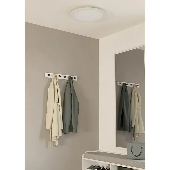 Eglo Connect LED-Deckenleuchte rund Sarsina-Z - 33,5 W, Ø x H: 45 x 5,2 cm, Weiß, Tageslichtweiß - Deckenleuchte in einem Flur mit hellgrauen Wänden und einer weißen Garderobe mit Spiegel. Die Leuchte sorgt für eine angenehme Beleuchtung.