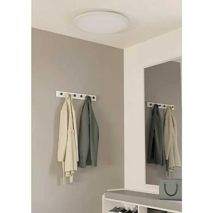 Eglo Connect LED-Deckenleuchte rund Sarsina-Z - 41 W, Ø x H: 60 x 5,2 cm, Weiß, Tageslichtweiß - Eine flache, runde Deckenleuchte in einem Flur mit Kleiderhaken und einem Spiegel, die das moderne und schlichte Design betont.