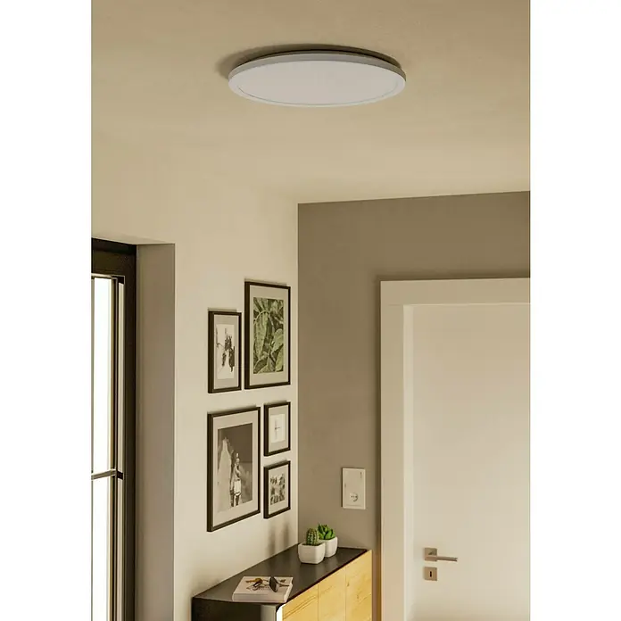 Eglo LED-Deckenleuchte rund Rovito-R - 18,5 W, Ø x H: 38,9 x 3 cm, Weiß, Tageslichtweiß - Das Bild zeigt eine moderne LED-Deckenleuchte, die sich durch ein schlichtes, rundes Design und helle Ausleuchtung auszeichnet.