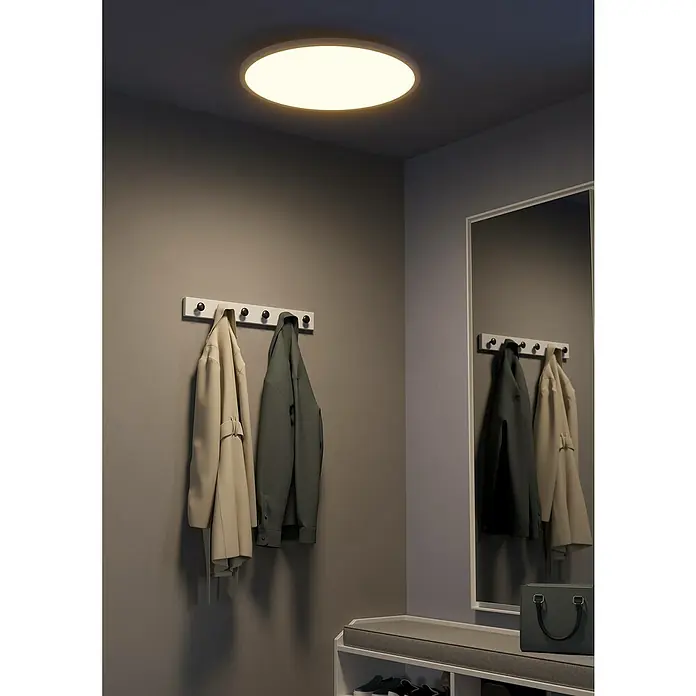 Eglo Connect LED-Deckenleuchte rund Sarsina-Z - 41 W, Ø x H: 60 x 5,2 cm, Weiß, Tageslichtweiß - Eine Deckenleuchte in einem modernen Eingangsbereich mit Jacken, einem Spiegel und einer Sitzbank.