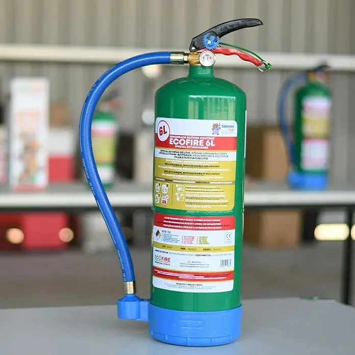 Simonrack Ecofire Extintor de incendios + detector de humos Basic - 6 l - Primer plano de un extintor verde EcoFire 6L, diseñado específicamente para incendios de baterías de litio.