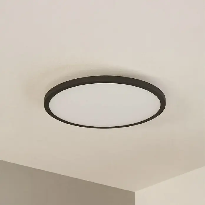 Eglo Connect LED-Deckenleuchte rund Sarsina-Z - 33,5 W, Ø x H: 45 x 5,2 cm, Schwarz, Tageslichtweiß - Nahaufnahme einer runden Deckenleuchte mit schwarzem Rand und weißem Diffusor, die an einer weißen Decke montiert ist.