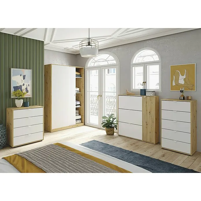 Cómoda Garona - L x An x Al: 40 x 60 x 109 cm, Roble Nodi/Blanco Artik, Número de cajones: 5 ud. - Un dormitorio con un armario, cómodas y una cama. La habitación está decorada en colores claros y tiene un aspecto moderno.