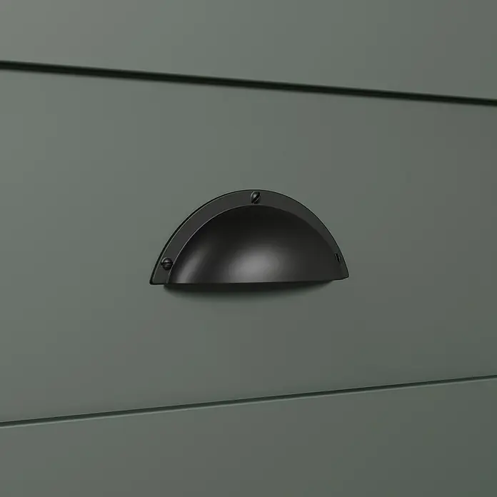 Trendteam Buffetschrank Stanton - Breite: 146 cm, Grün - Nahaufnahme eines modernen, muschelförmigen Schubladengriffs in Schwarz an einem eleganten, grünen Möbelstück.