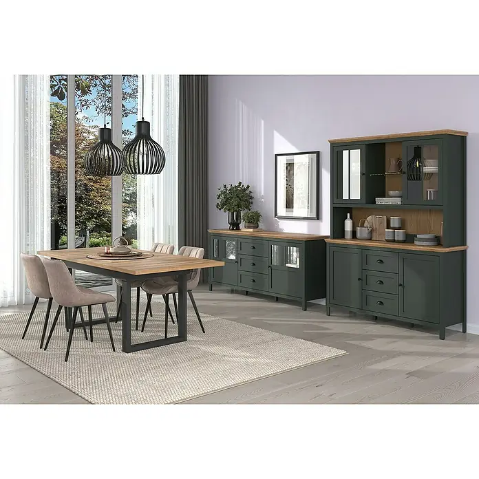 Trendteam Buffetschrank Stanton - Breite: 146 cm, Grün - Ein Esszimmer mit einem Esstisch mit Stühlen, einem Sideboard und einer Vitrine in einem stilvollen und einladenden Ambiente.