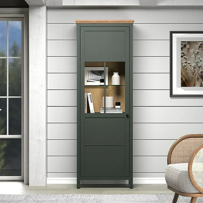 Trendteam Vitrine Stanton - B x T x H: 69 x 39 x 198 cm, Grün - Ein schmaler, olivgrüner Bücherschrank mit Holzakzenten und Glasböden, der Bücher und Dekorationen stilvoll präsentiert.