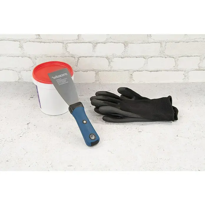 Wisent Malerspachtel mit Softgriff - Klingenbreite: 60 mm - Werkzeuge für Renovierungsarbeiten: Spachtel, Putzeimer mit rotem Deckel und ein Paar schwarze Handschuhe.