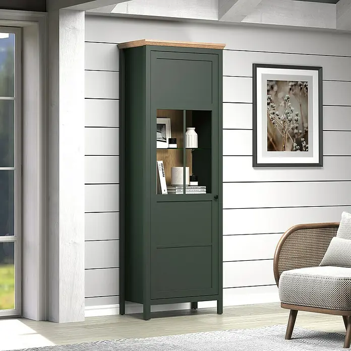 Trendteam Vitrine Stanton - B x T x H: 69 x 39 x 198 cm, Grün - Ein moderner, grüner Schrank mit Holzplatte und Glasregal, der Stauraum und Ausstellungsfläche bietet, perfekt für stilvolle Wohnräume.
