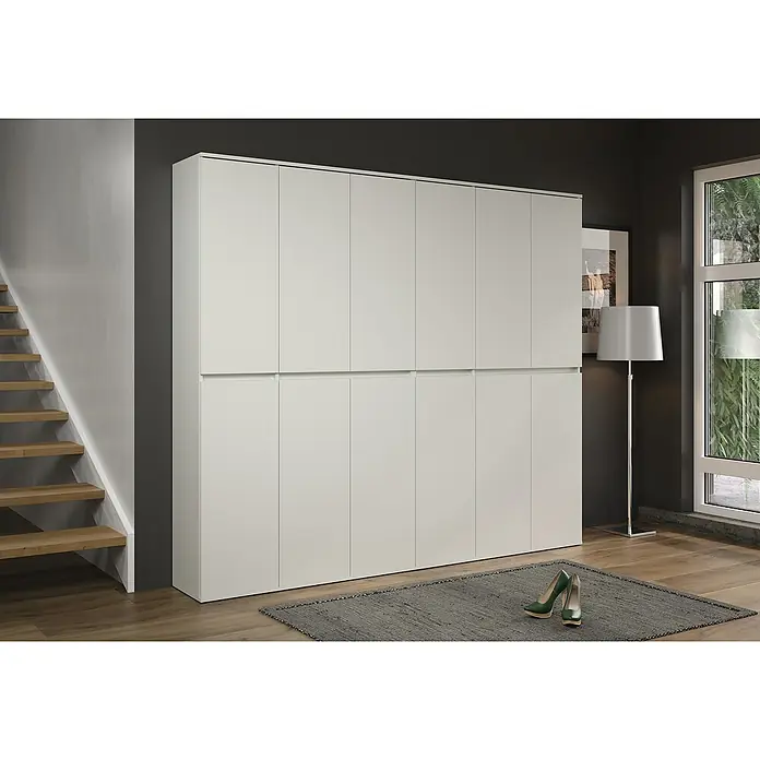 Trendteam Hochschrank Nevada - B x T x H: 222 cm x 34 cm x 191 mm, Weiß - Ein großer, deckenhoher weißer Schrank mit mehreren Türen bietet reichlich Stauraum in einem modernen Raum.