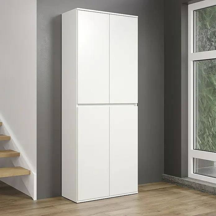Trendteam Hochschrank Nevada - B x T x H: 74 x 34 x 191 cm, Weiß - Dieser Aufnahme zeigt einen hohen, weißen Kleiderschrank mit vier Türen in einem modernen Raum mit Holzfußboden und grauen Wänden.
