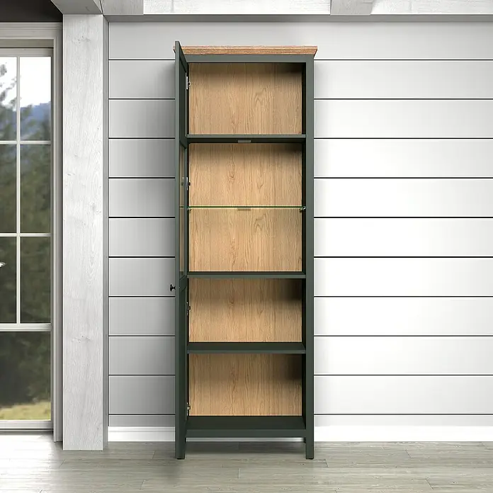 Trendteam Vitrine Stanton - B x T x H: 69 x 39 x 198 cm, Grün - Das Foto zeigt einen hohen, grauen Holzschrank mit offenen Türen vor einer weißen Holzwand.