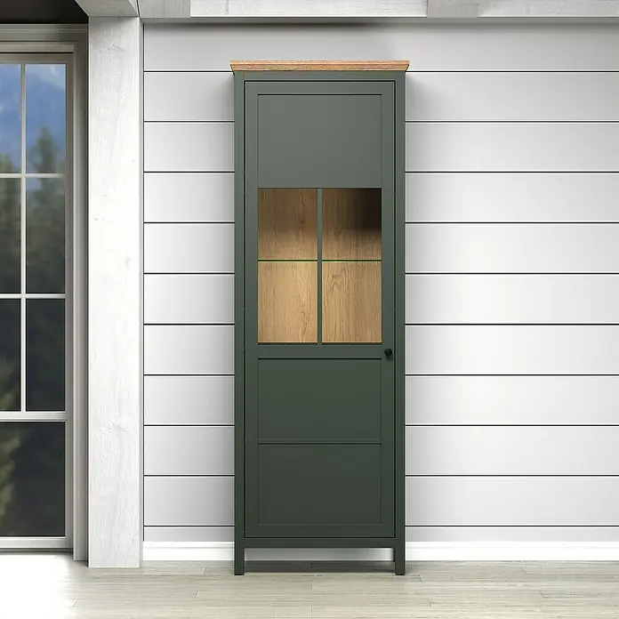 Trendteam Vitrine Stanton - B x T x H: 69 x 39 x 198 cm, Grün - Eine grüne Vitrine mit Holzakzenten steht vor einer horizontalen, weiß getäfelten Wand. Das Möbelstück kombiniert geschlossene und verglaste Bereiche.