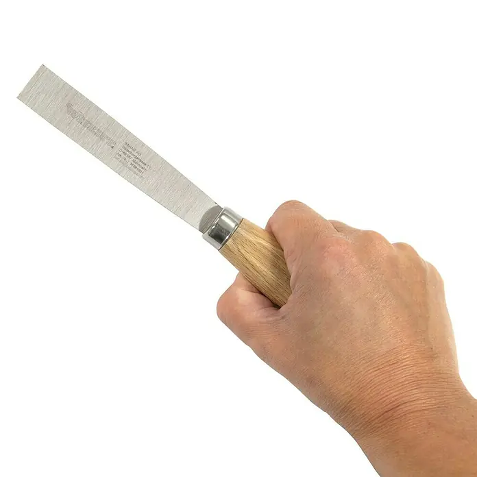 Wisent Malerspachtel - Klingenbreite: 28 mm - Nahaufnahme einer Hand, die ein Universalmesser mit Holzgriff und kurzer Metallsäge hält, ideal für präzise Schneidarbeiten.
