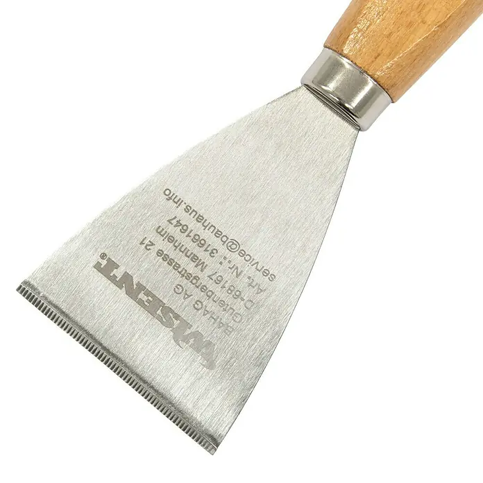Wisent Entrosterspachtel - Klingenbreite: 60 mm, Länge: 180 mm - Nahaufnahme eines WISENT Fugenkratzers mit Holzgriff und gezahnter Klinge, ideal zum Entfernen von Fugenmörtel.