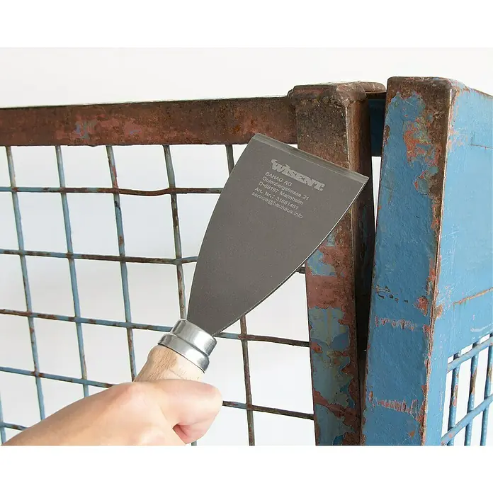 Wisent Stoßspachtel - Klingenbreite: 80 mm - Nahaufnahme eines Wisent-Farbschabers mit Holzgriff, ideal zum Entfernen alter Farbreste von Metalloberflächen.