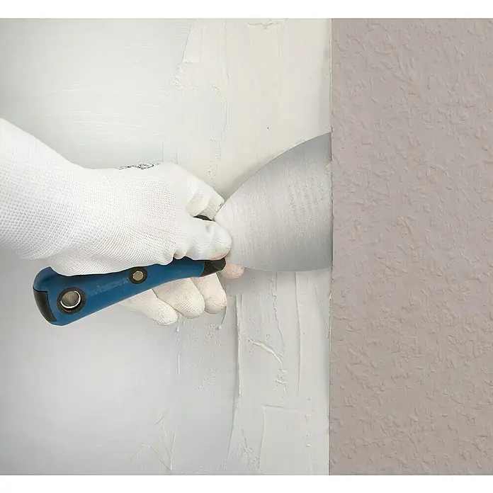 Wisent Malerspachtel mit Softgriff - Klingenbreite: 100 mm - Ein Spachtel wird verwendet, um eine Wand zu glätten. Der Spachtel hat einen blauen Griff und eine silberne Klinge für präzise Ausbesserungen.