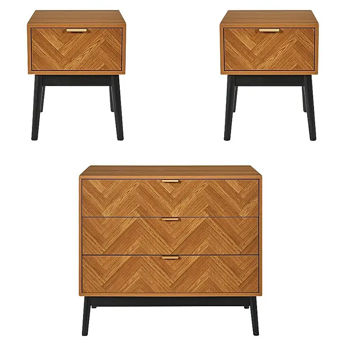 Home Deco Factory Felix Cómoda con mesitas - 3 pzs., Marrón/Negro, Acabado en espiga - Conjunto de muebles con una cómoda y dos mesitas de noche con un diseño moderno, textura de madera y patas metálicas.