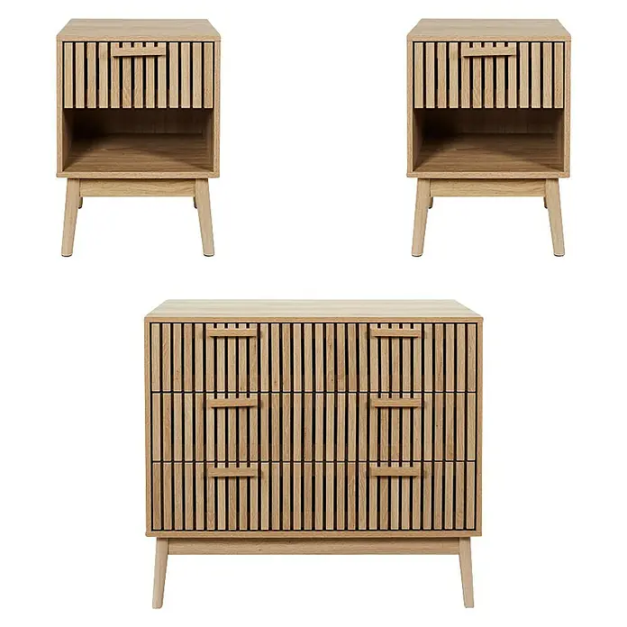Home Deco Factory Klaus Cómoda con mesitas - 3 pzs., Marrón, Diseño acanalado - Tres muebles de madera clara con puertas de listones y tiradores minimalistas, incluyendo dos mesitas de noche y una cómoda.