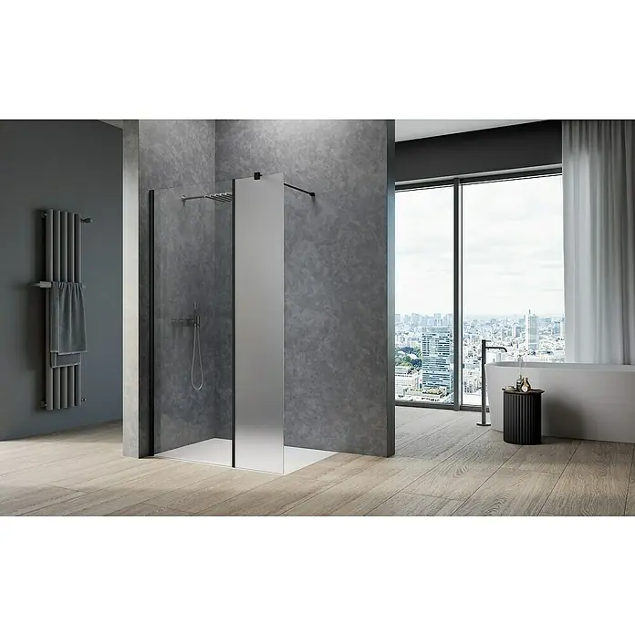 Camargue Meran Mix & Match Duschwand - B x H: 140 x 200 cm, Beschichtet, Schwarz, B: 1170mm Klarglas + B: 200mm Satiniertes Glas - Ein elegantes Badezimmer mit einer modernen Duschkabine aus Glas, einem Heizkörper und einem Panoramablick auf die Stadt.