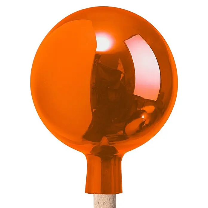 Windhager Glaskugel - Durchmesser: 12 cm, Orange - Nahaufnahme einer orangefarbenen Glaskugel auf einem Holzsockel, die Licht und Umrisse reflektiert.