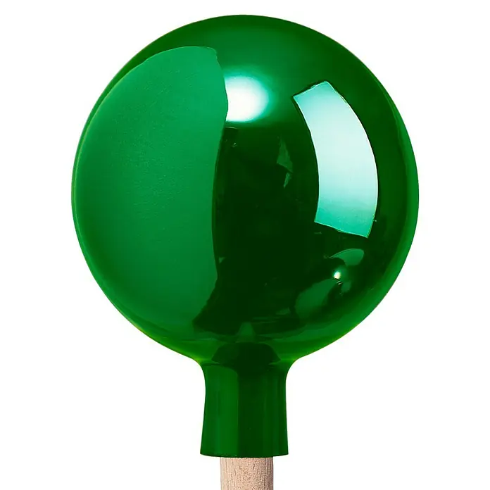 Windhager Glaskugel - Durchmesser: 16 cm, Grün - Ein glänzend grüner Pflanzenbewässerer mit rundem Glaskopf und Holzstab, ideal für die Bewässerung von Zimmerpflanzen.