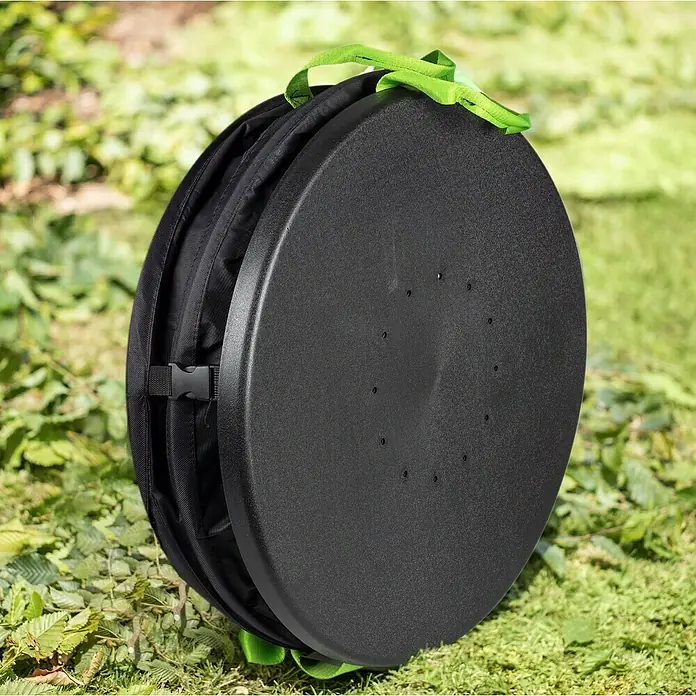 Windhager Pop-Up Gartenabfallsack Baglong-Life - Fassungsvermögen: 170 l, Ø x H: 56 x 70 cm, Schwarz - Eine geschlossene, runde Gartenabfalltonne mit Tragegriffen und Verschluss, die im Garten auf Gras steht.