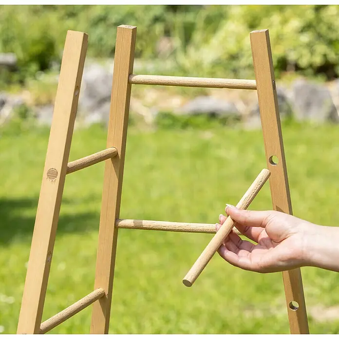 Windhager Rankhilfe Pyramide - L x B x H: 50 x 50 x 145 cm, Holz - Holzleiter wird aufgebaut. Die Sprossen der Leiter lassen sich einfach in die Löcher in den Rahmen stecken. Ideal zum Aufhängen von Textilien.