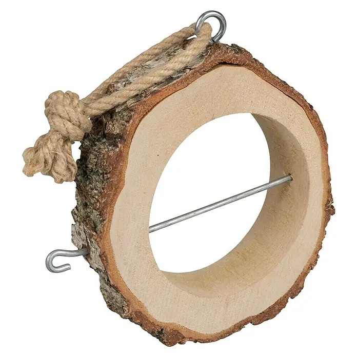 Meisenknödelhalter - Birke, Braun - Nahaufnahme eines hölzernen Hamster-Snackhalters mit Seilaufhängung und Metallstab zum Aufspießen von Leckereien. Praktisches Zubehör für Nagerkäfige.