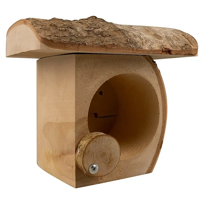 Erdnussbutterglas-Halter - Breite: 16 cm, Holz, Natur - Das charmante Holzhaus für Kleintiere bietet ein sicheres Versteck mit einem naturbelassenen Dach und einer runden Eingangstür, ideal für den Garten.