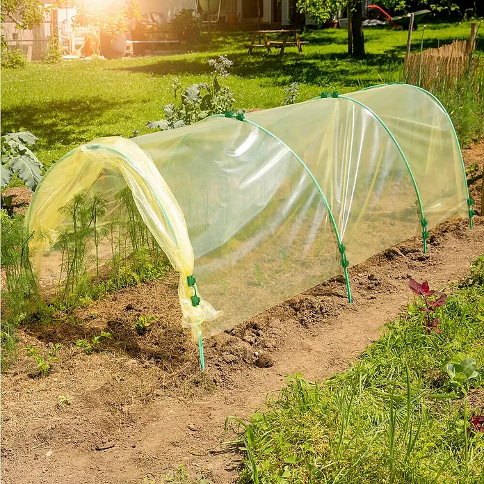 Windhager Frühbeetfolie - Gelb-Transparent, 2 x 10 m - Nahaufnahme eines Garten-Tunnel-Gewächshauses, das Pflanzen vor Witterungseinflüssen schützt und das Wachstum fördert.