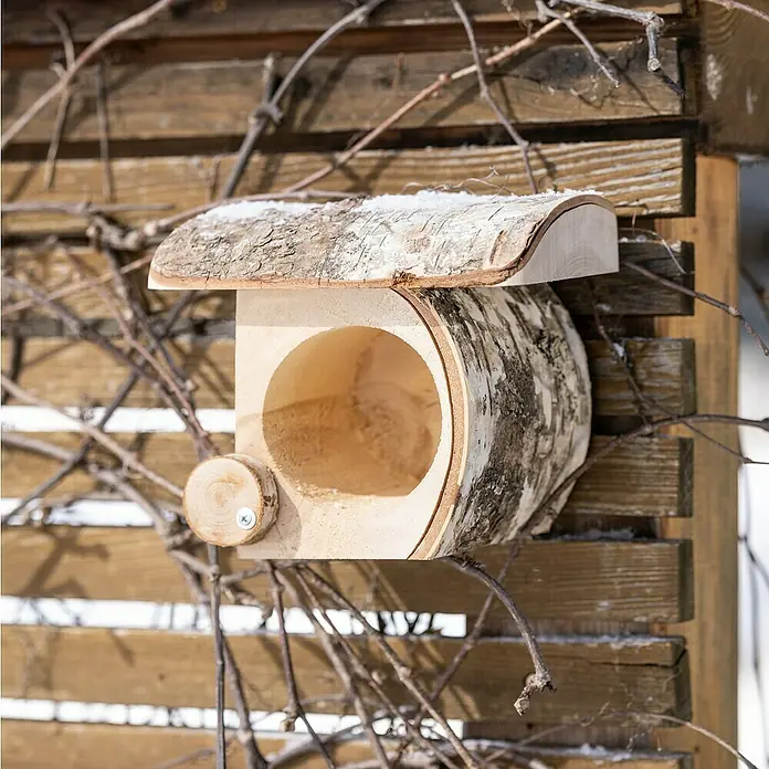 Erdnussbutterglas-Halter - Breite: 16 cm, Holz, Natur - Ein charmantes Vogelhaus aus Birkenholz, perfekt für den Garten. Das natürliche Design fügt sich gut in die Umgebung ein.