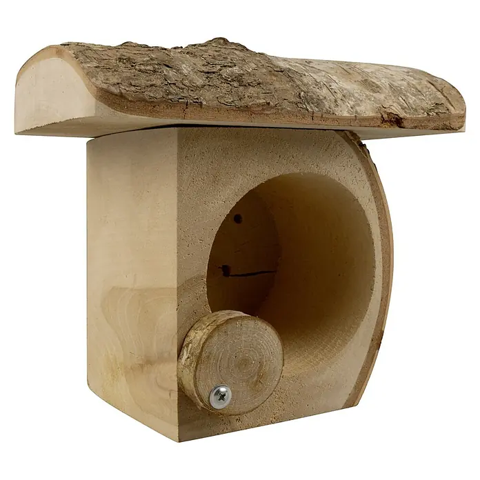Erdnussbutterglas-Halter - Breite: 16 cm, Holz, Natur - Ein handgefertigtes Holzvogelhaus mit Rinde auf dem Dach und einem kreisförmigen Eingang mit Verschluss für Wildvögel.
