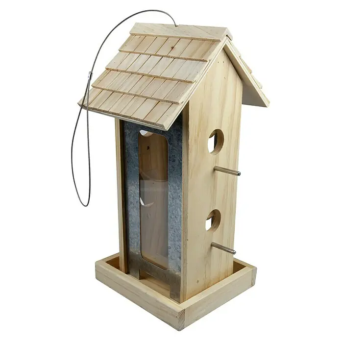 Windhager Vogelhaus Country - L x B x H: 17,5 x 19 x 38 cm, Massivholz, Braun - Ein detailreiches Bild eines Holz-Vogelhauses mit Schindeldach und Metallakzenten, perfekt für jeden Garten.