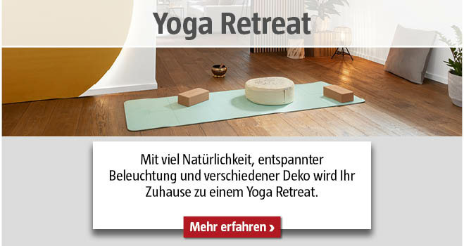 Yogamatte am Boden mit Equipment im Wohnbereich, Titel Yoga Retreat
