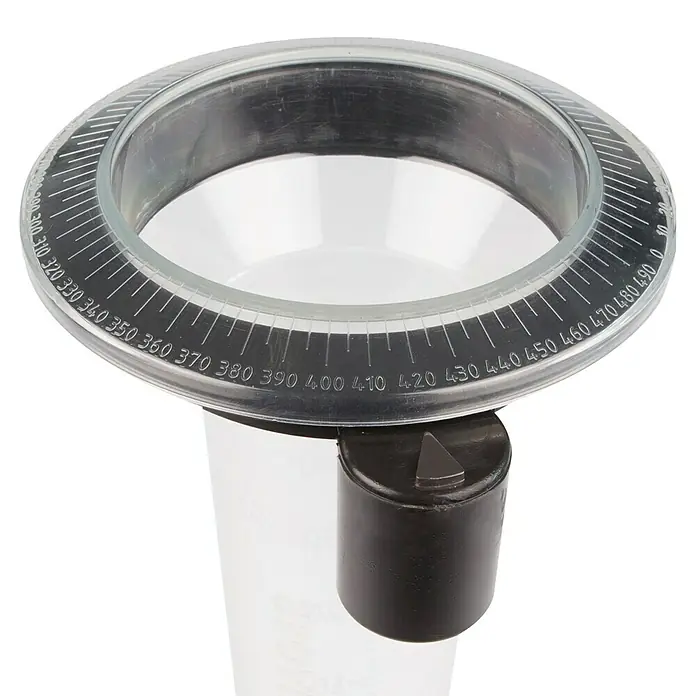 Windhager Regenmesser Memory - L x B x H: 15,8 x 14 x 24,3 cm, Transparent - Detailaufnahme eines Regenmessers mit einer klaren Skala von 310 bis 490, zur präzisen Messung von Niederschlag.