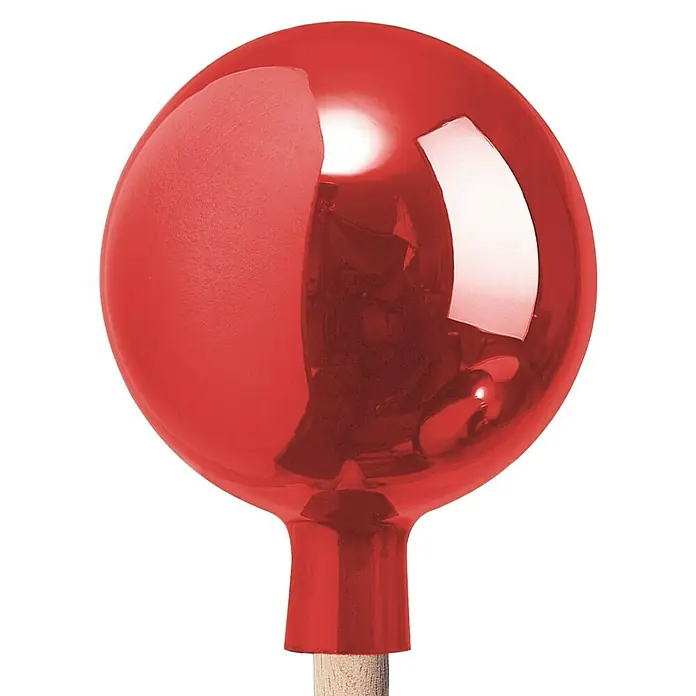 Windhager Glaskugel - Durchmesser: 12 cm, Rot - Nahaufnahme einer roten Gartendekokugel auf einem Holzstab, die das Licht reflektiert und einen glänzenden Effekt erzeugt.