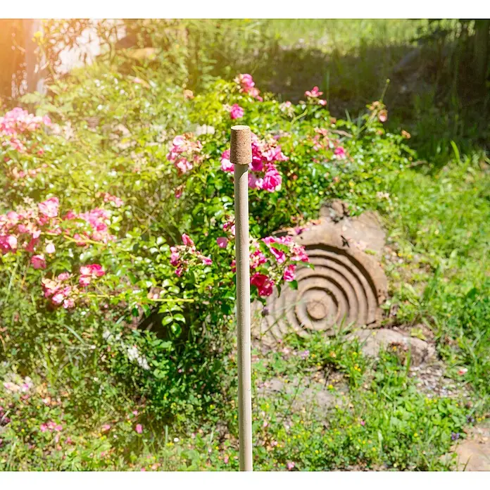 Windhager Rosenkugel-Stab - Länge: 100 cm, Natur, Holz, Kork - Nahaufnahme eines Gartenpfahls mit Korken in einem üppigen Garten mit rosa Blüten und einem dekorativen Baumstumpf im Hintergrund.
