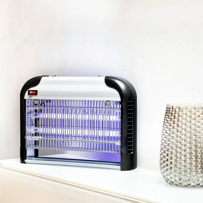 Windhager UV-Mückenlampe Comfortable+ - 40 W, Wirkungsbereich: 100 m² - Ein elektronischer Insektenvernichter mit UV-Licht steht auf einer weißen Oberfläche. Ideal zur Schädlingsbekämpfung im Innenbereich.