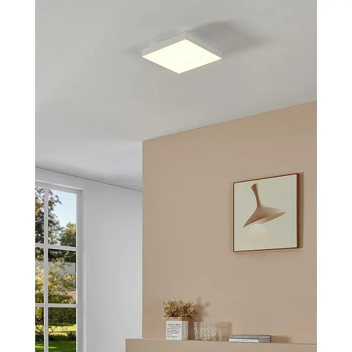 Eglo connect.z LED-Deckenleuchte Turcona-Z - 16 W, L x B x H: 30 x 30 x 2 cm, Weiß, RGBW - Deckenleuchte in einem modernen Raum. Die quadratische Leuchte strahlt helles Licht aus und sorgt für eine angenehme Atmosphäre im Raum.