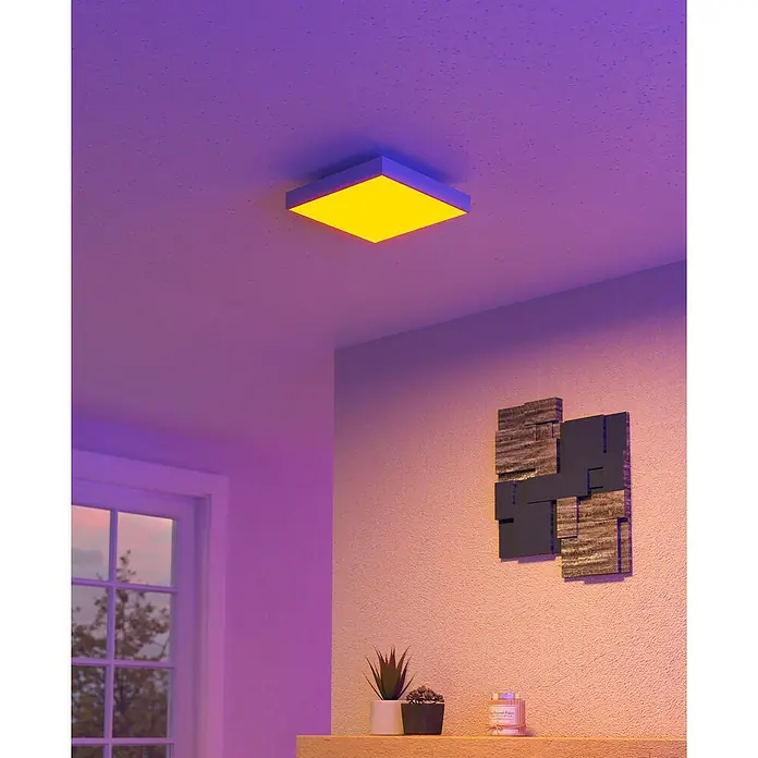 Eglo connect.z LED-Deckenleuchte Turcona-Z - 16 W, L x B x H: 30 x 30 x 2 cm, Weiß, RGBW - Ein quadratischer Deckenstrahler in einem Zimmer mit gelbem Licht und einem lila Farbton, der eine moderne Beleuchtungslösung bietet.