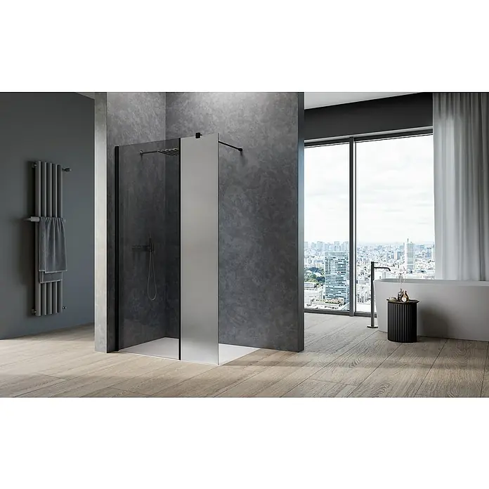 Camargue Meran Mix & Match Duschwand - B x H: 140 x 200 cm, Beschichtet, Schwarz, B: 970mm Grau + B: 400mm Satiniertes Glas - Ein modernes Badezimmer mit einer eleganten Duschkabine, einem Handtuchwärmer und einer Badewanne vor einem großen Fenster mit Stadtblick.